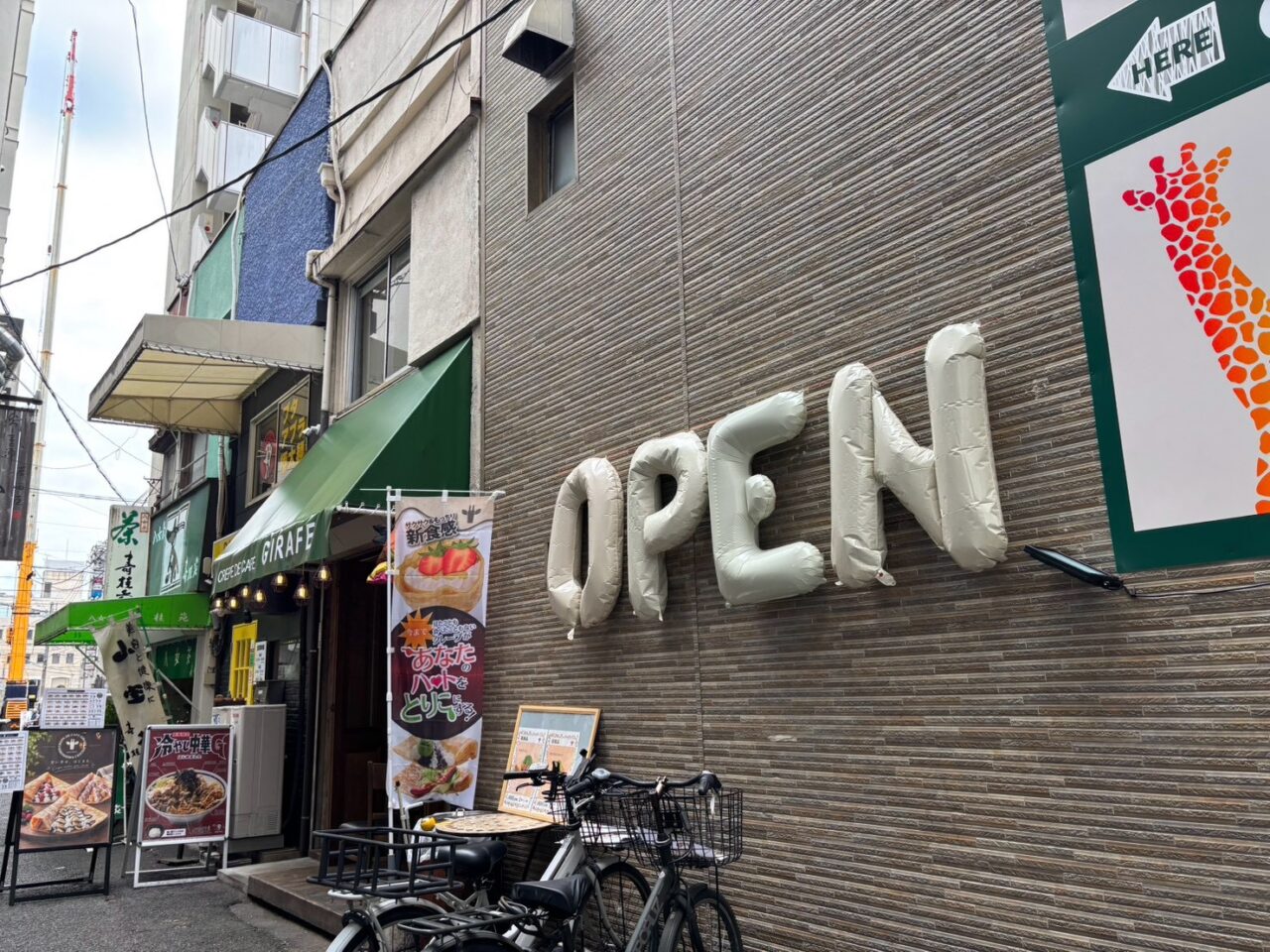 CREPE DE CAFE GIRAFE中央通り店の移転先を案内する旧店舗前の案内図と新店舗周辺の様子
