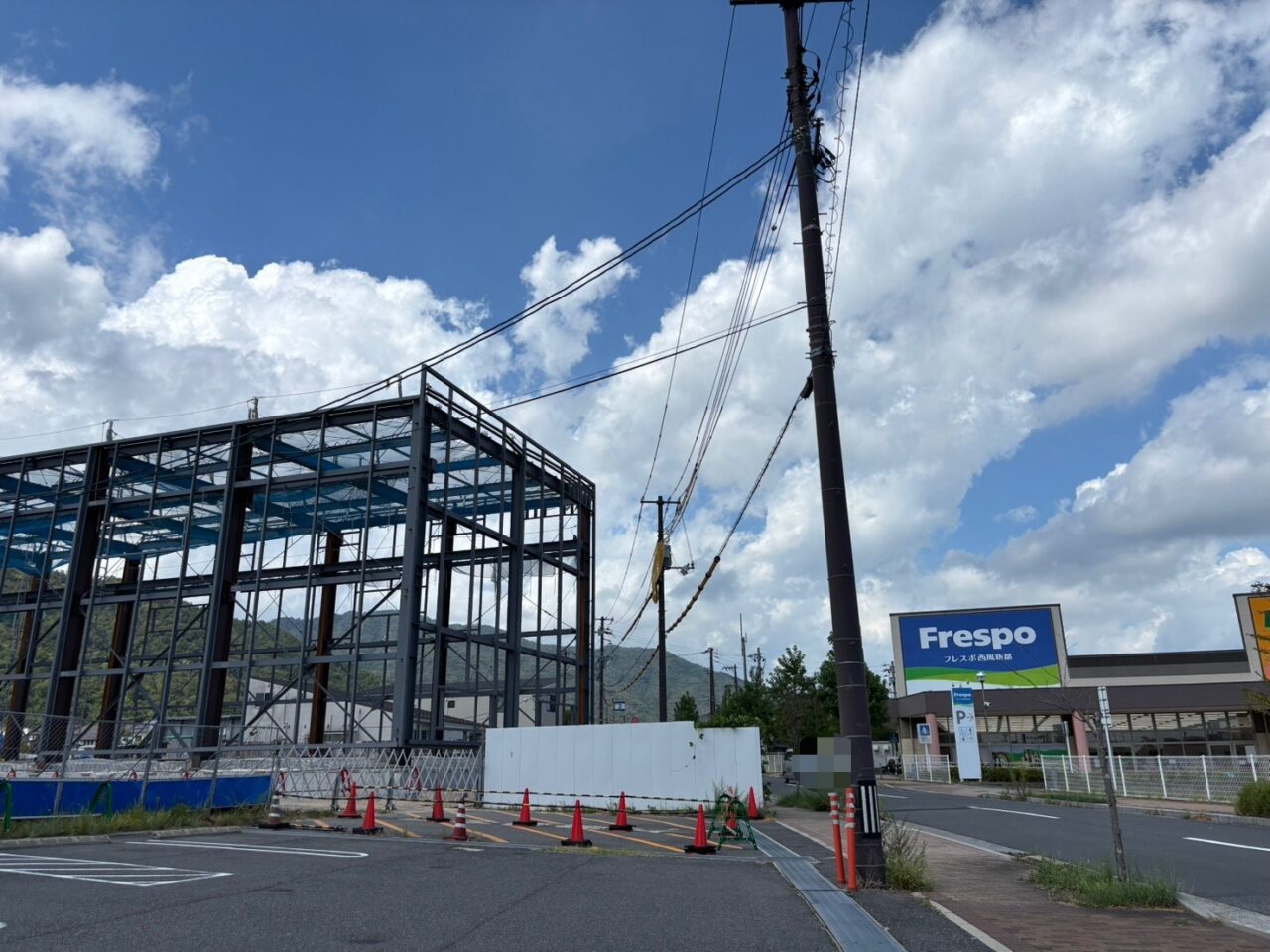フレスポ西風新都近くで進む工事と建物の骨組み