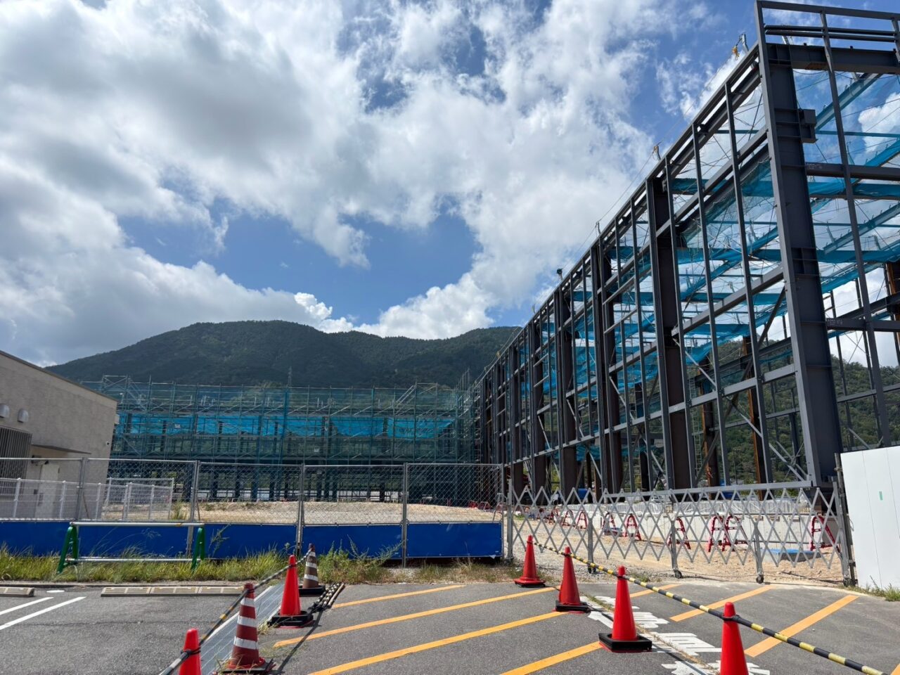 フレスポ西風新都近くで進む工事と建物の骨組み