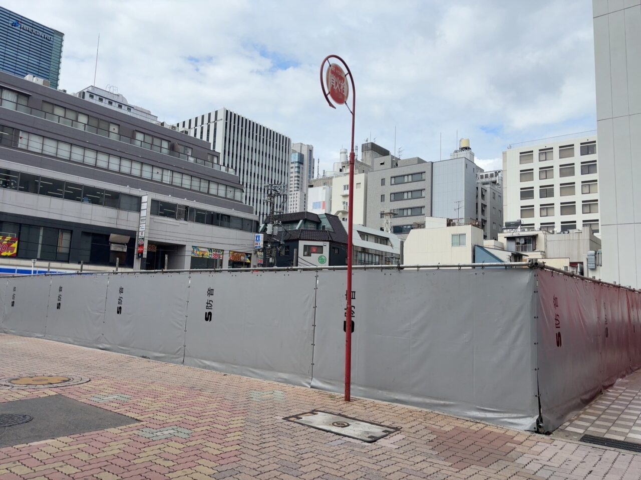 ひろしま国際ホテルの建て替え工事で建物の周囲に囲いが設置されている様子