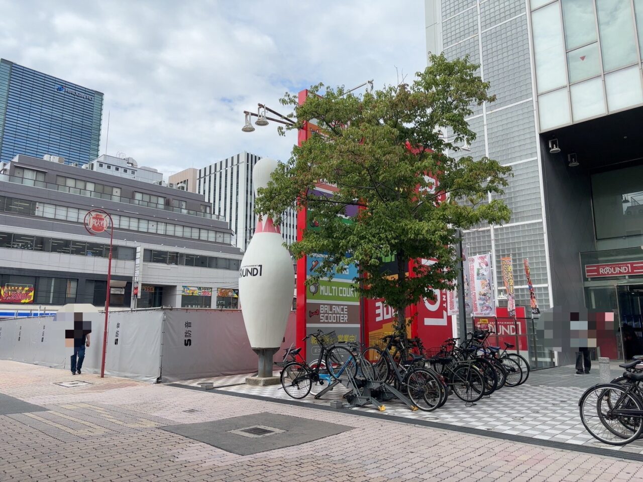ひろしま国際ホテルの建て替え工事で建物の周囲に囲いが設置されている様子