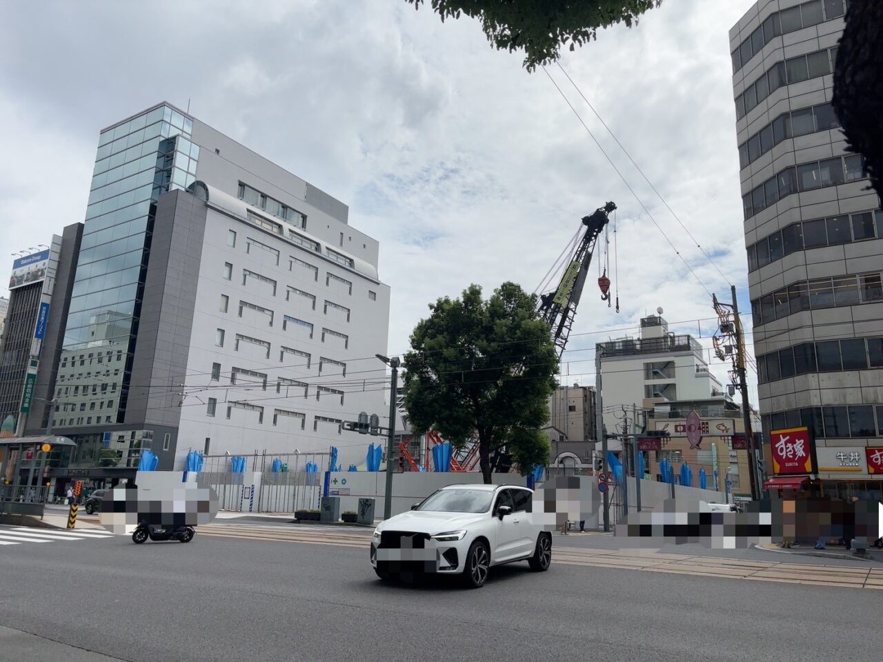 ひろしま国際ホテルの建て替え工事で建物の周囲に囲いが設置されている様子