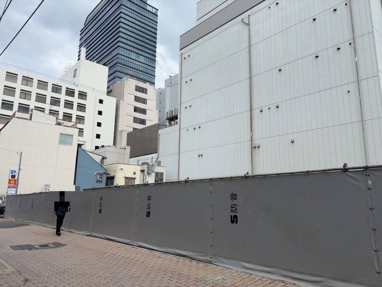 ひろしま国際ホテルの建て替え工事で建物の周囲に囲いが設置されている様子