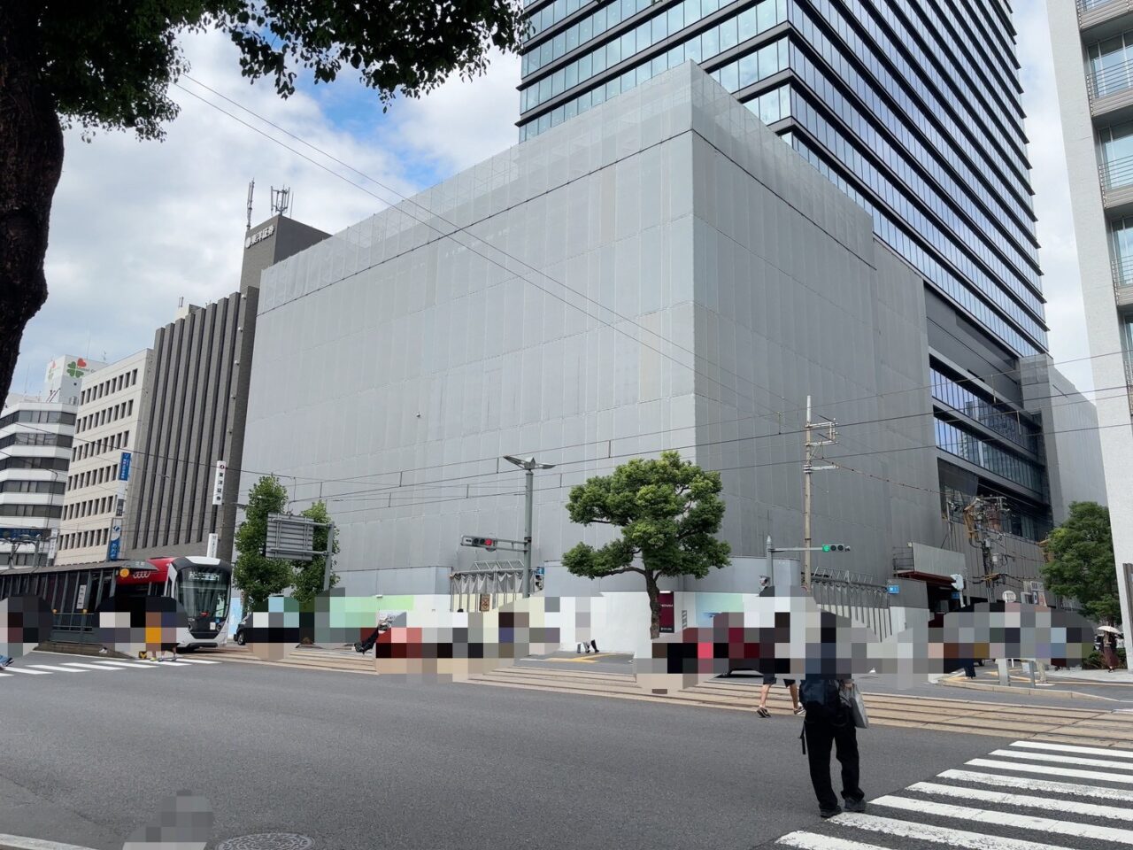     立町電停の目の前で進むカミハチクロスの工事現場と2027年オープンの案内看板