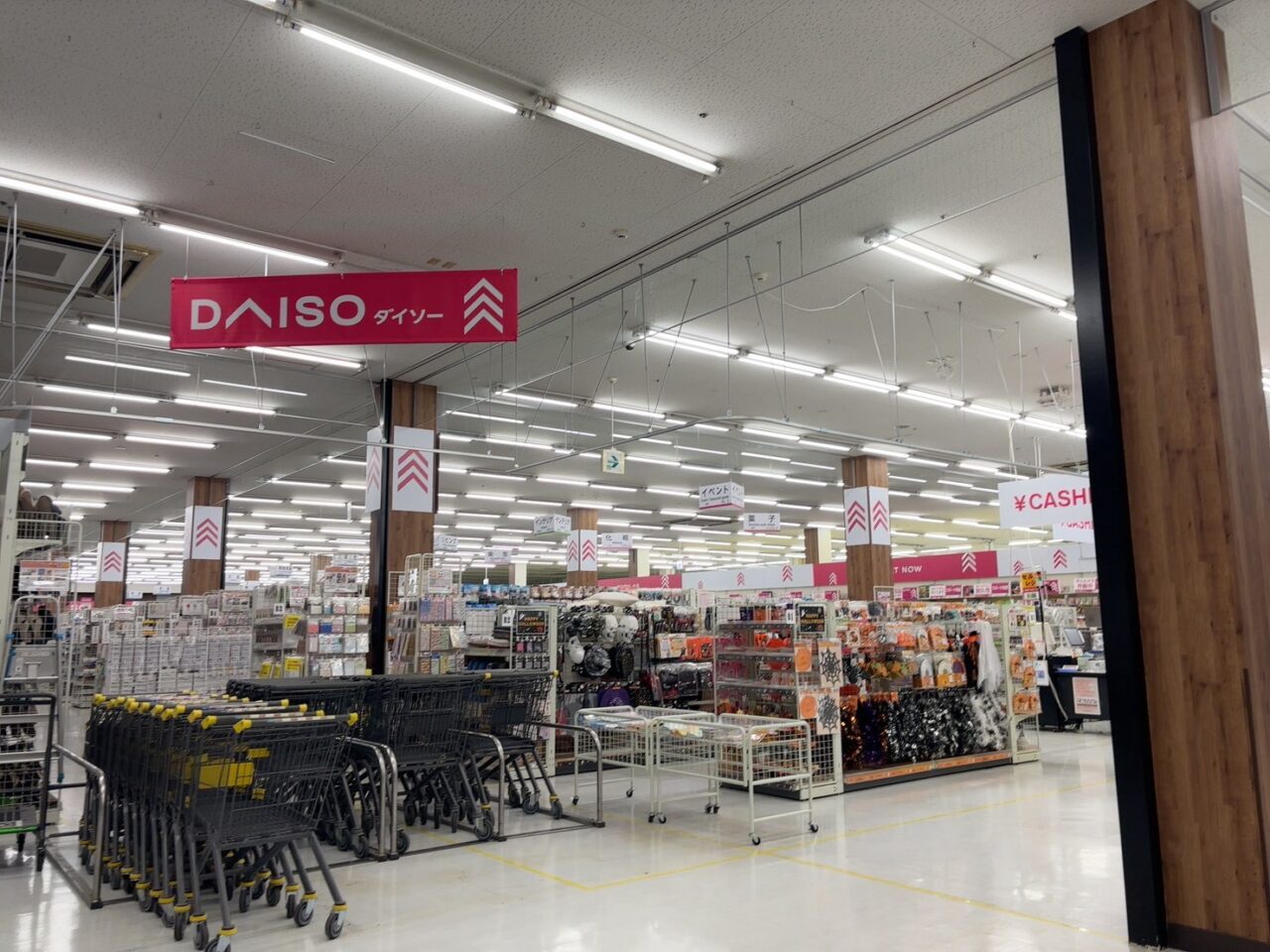 宇品のコーナンがリニューアルオープンし、1階で商品が販売されている様子