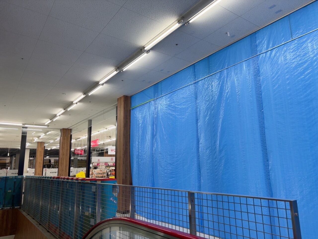 宇品のコーナンがリニューアルオープンし、1階で商品が販売されている様子
