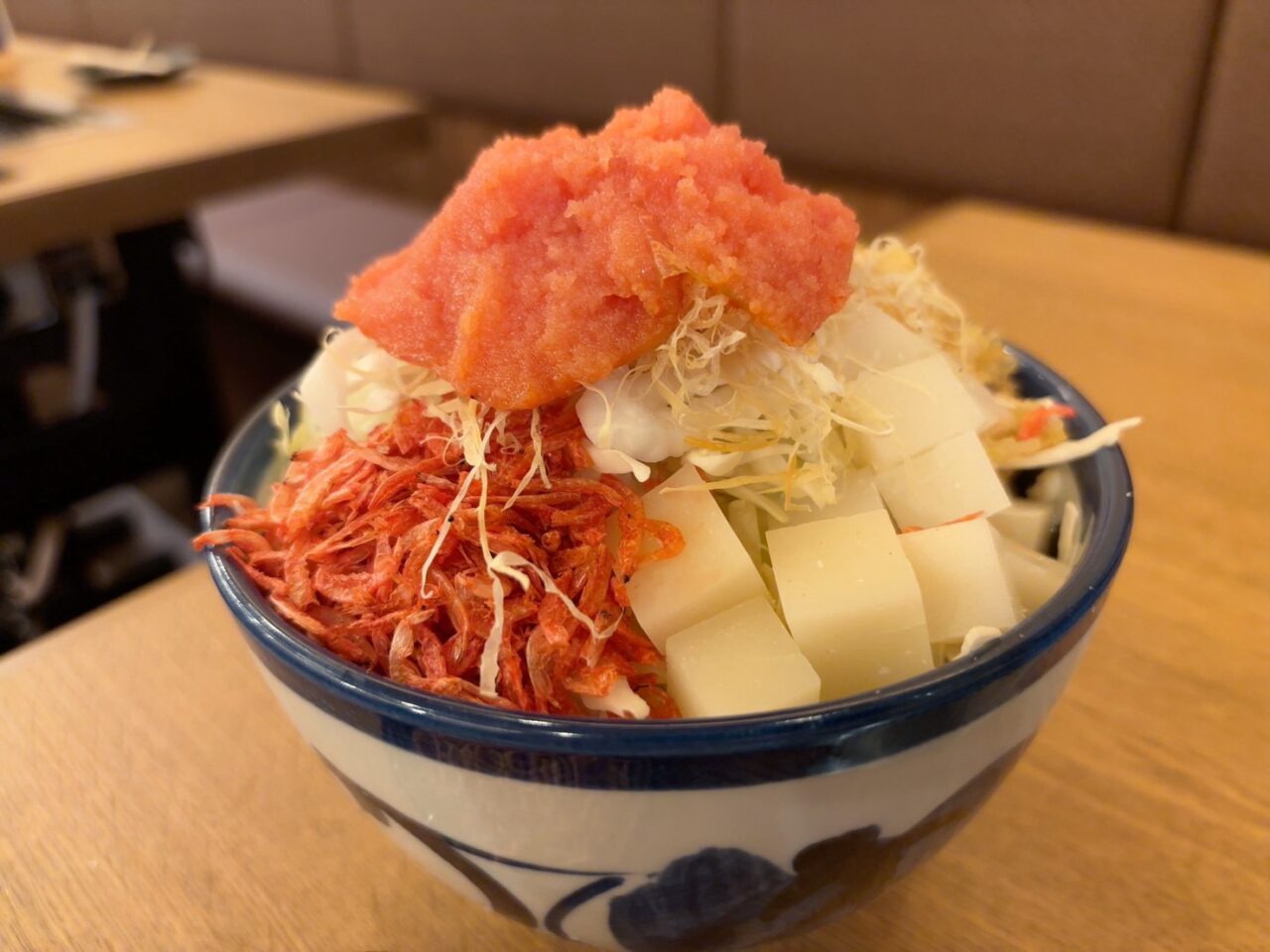 広島市中区本通にオープンした月島もんじゃ たたら 広島本通り店の店内、各テーブルに鉄板が設置されている様子