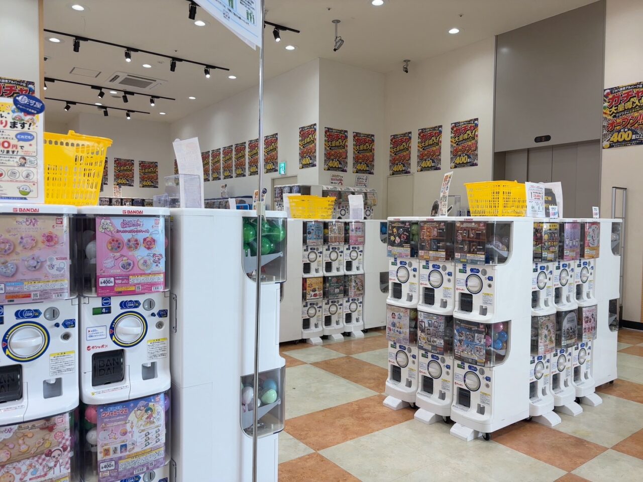 アルパーク北棟のフタバ図書アルパーク店に登場した400台以上のガチャガチャ