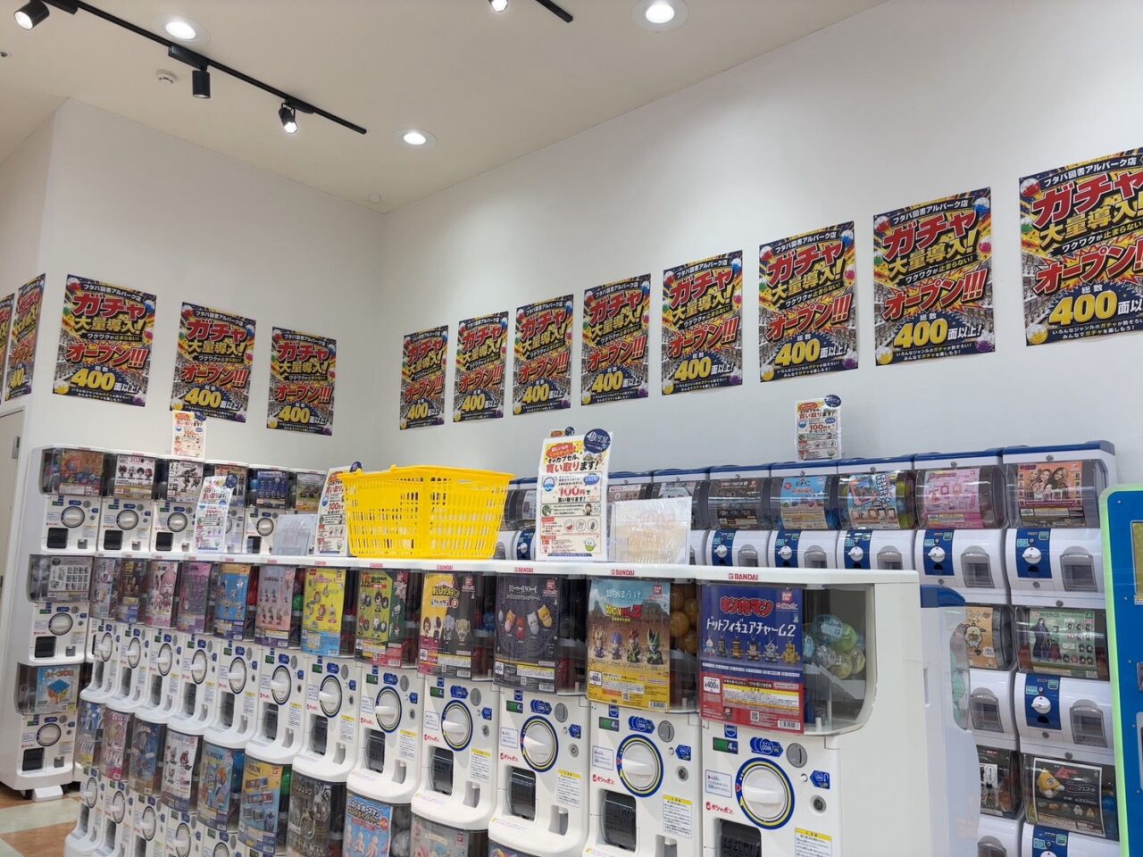 アルパーク北棟のフタバ図書アルパーク店に登場した400台以上のガチャガチャ