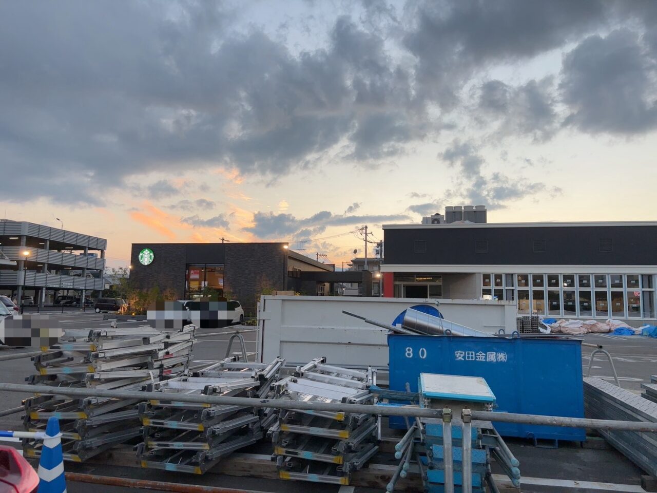     楽々園のフィッタの外観と設置された看板