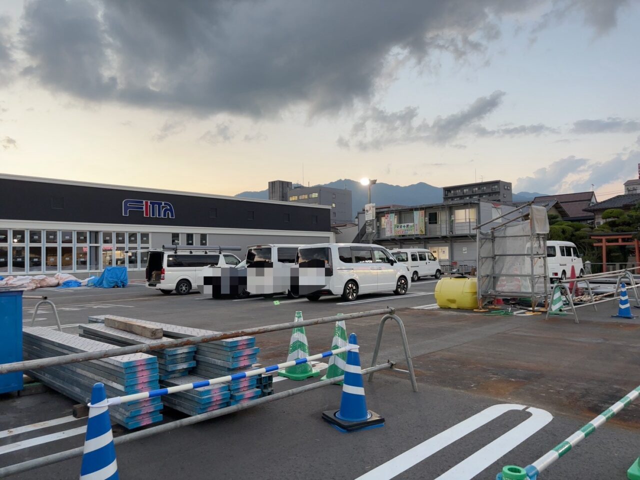     楽々園のフィッタの外観と設置された看板