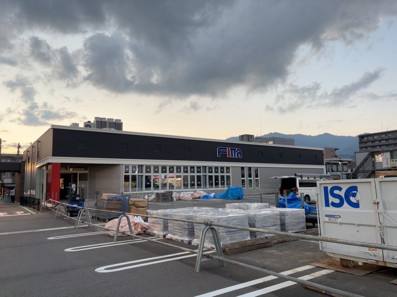 楽々園のフィッタの外観と設置された看板