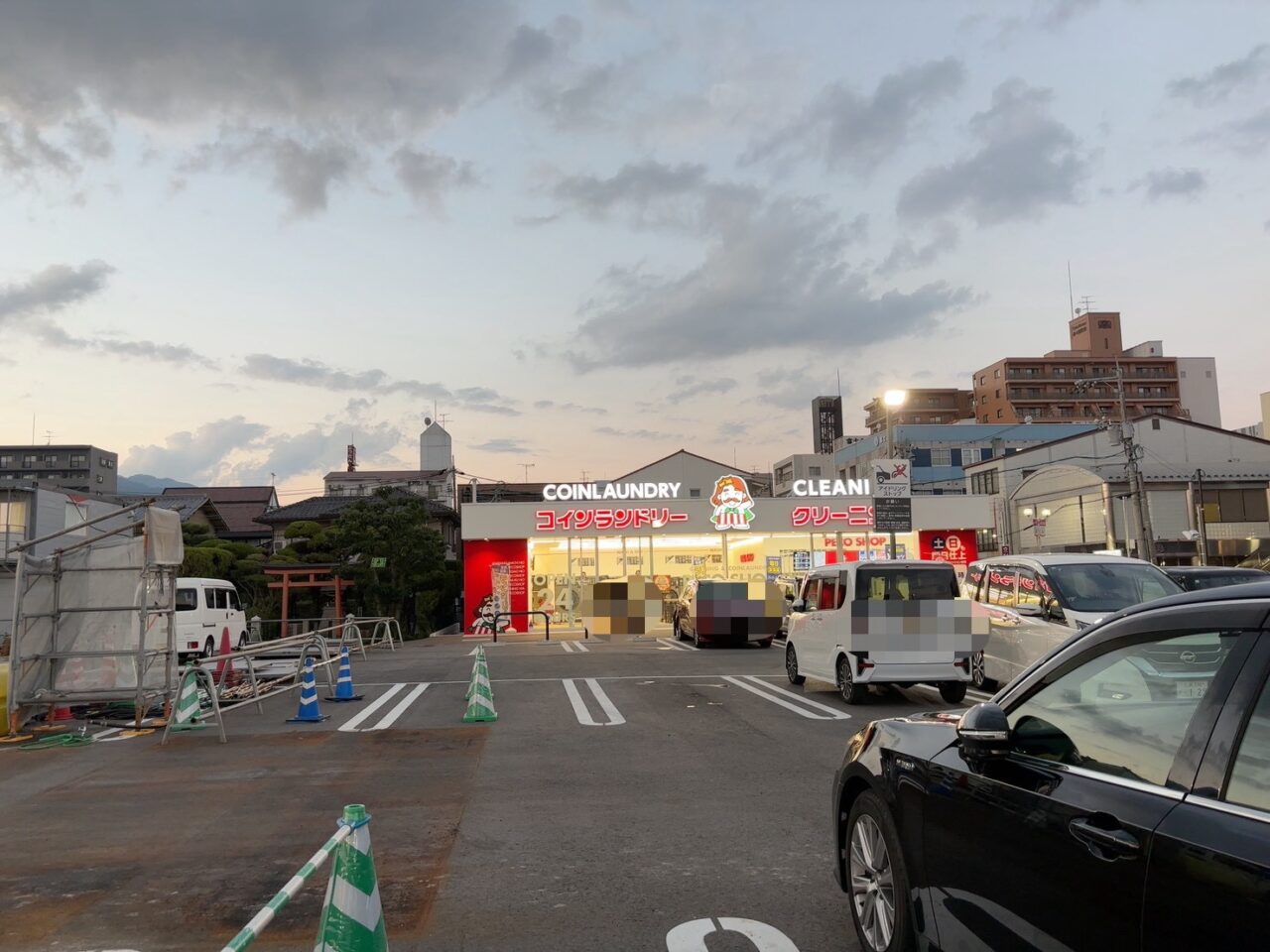     楽々園のフィッタの外観と設置された看板