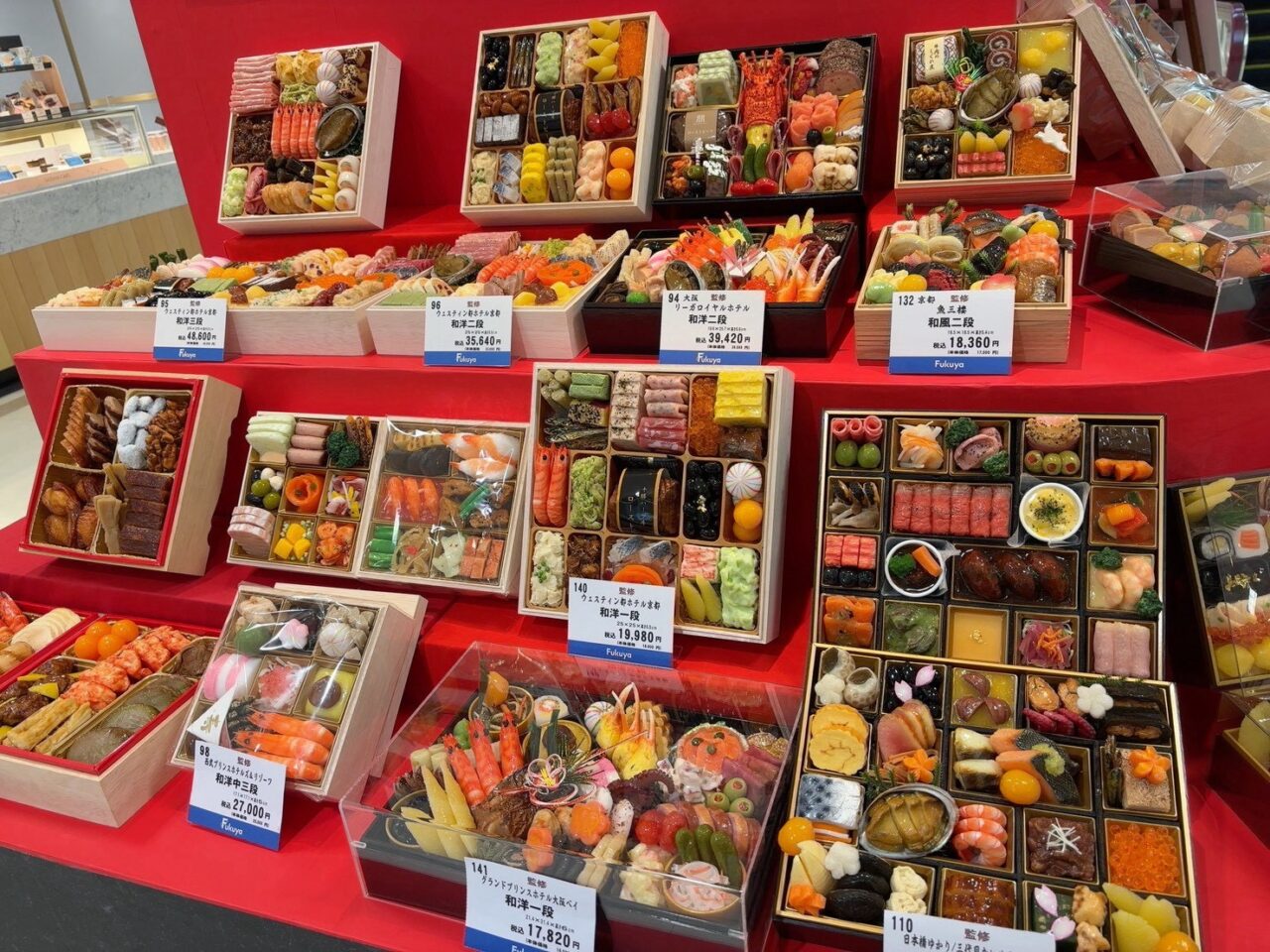     福屋八丁堀本店で予約が始まった2027年のおせち料理。一段重から三段重まで並んでいる様子