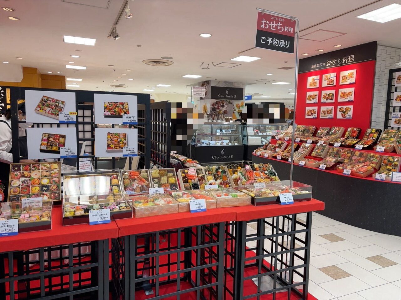     福屋八丁堀本店で予約が始まった2027年のおせち料理。一段重から三段重まで並んでいる様子