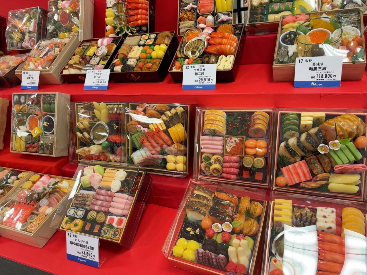     福屋八丁堀本店で予約が始まった2027年のおせち料理。一段重から三段重まで並んでいる様子