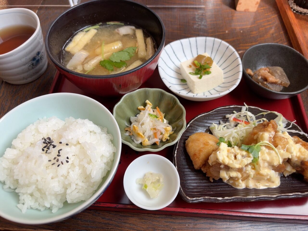 こふじもち横川店のチキン南蛮定食。具だくさんの豚汁や小鉢が付いたランチメニュー