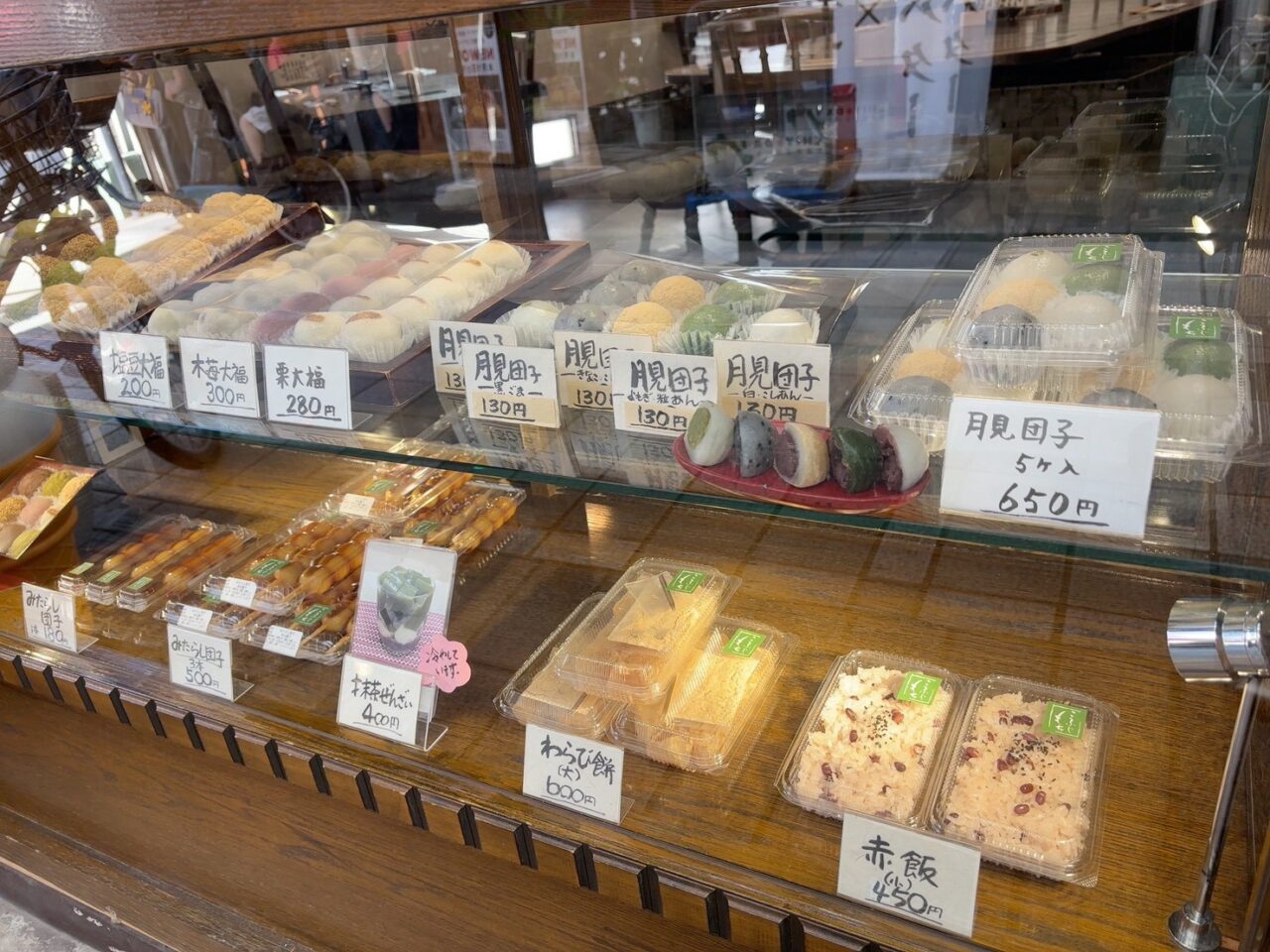 こふじもち横川店のチキン南蛮定食。具だくさんの豚汁や小鉢が付いたランチメニュー
