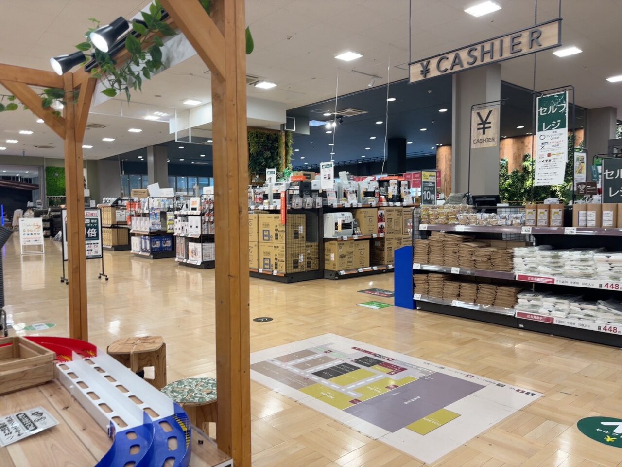 LECT（レクト）のカインズ2階に設置されたミニ四駆のミニサーキット場。セルフレジの目の前にあります。