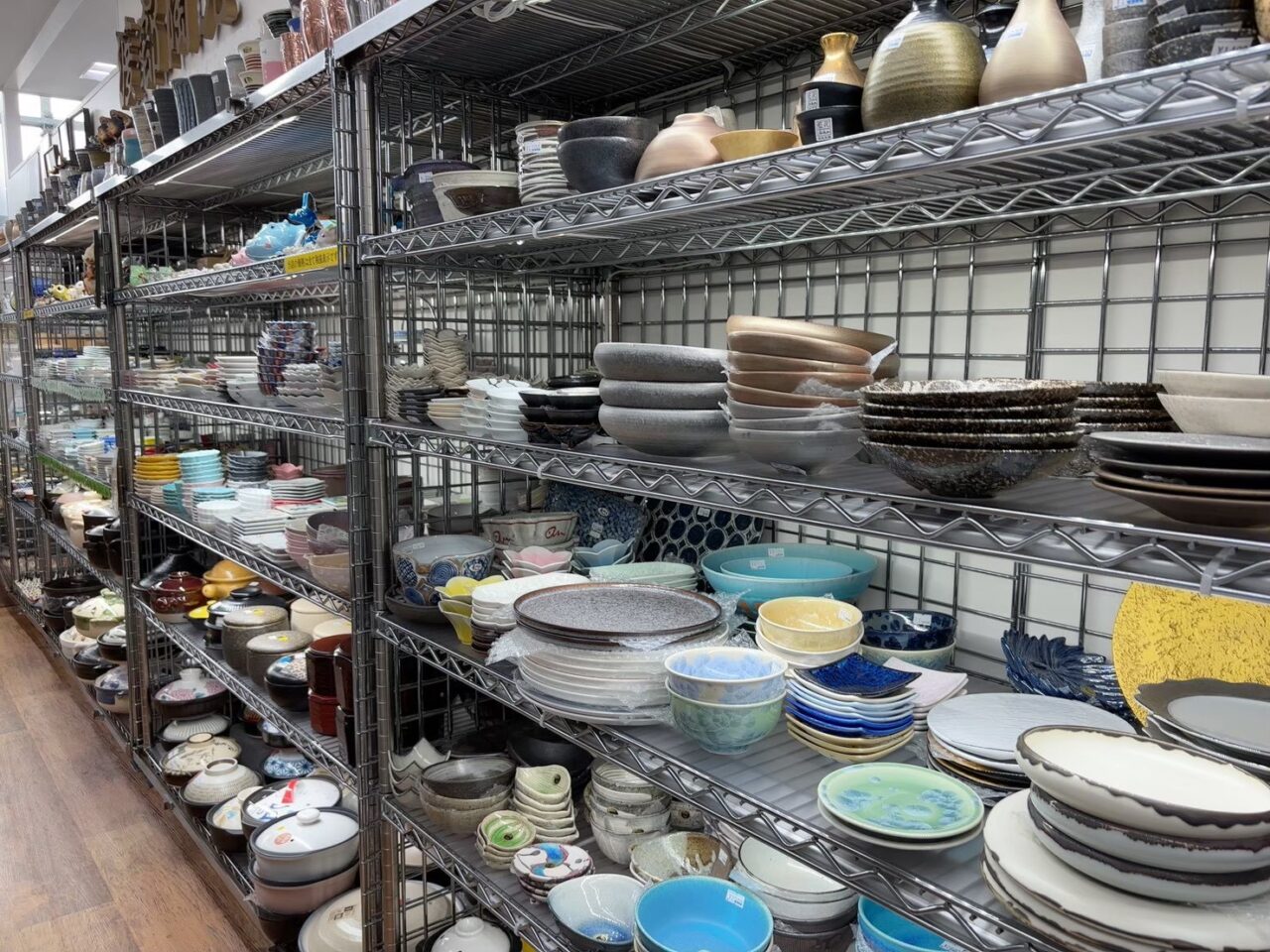 広島市中区本通りの多山文具で販売されている種類豊富な食器