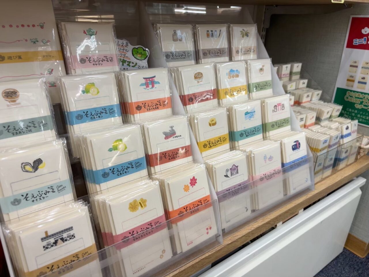 広島市中区本通りの多山文具で販売されている種類豊富な食器