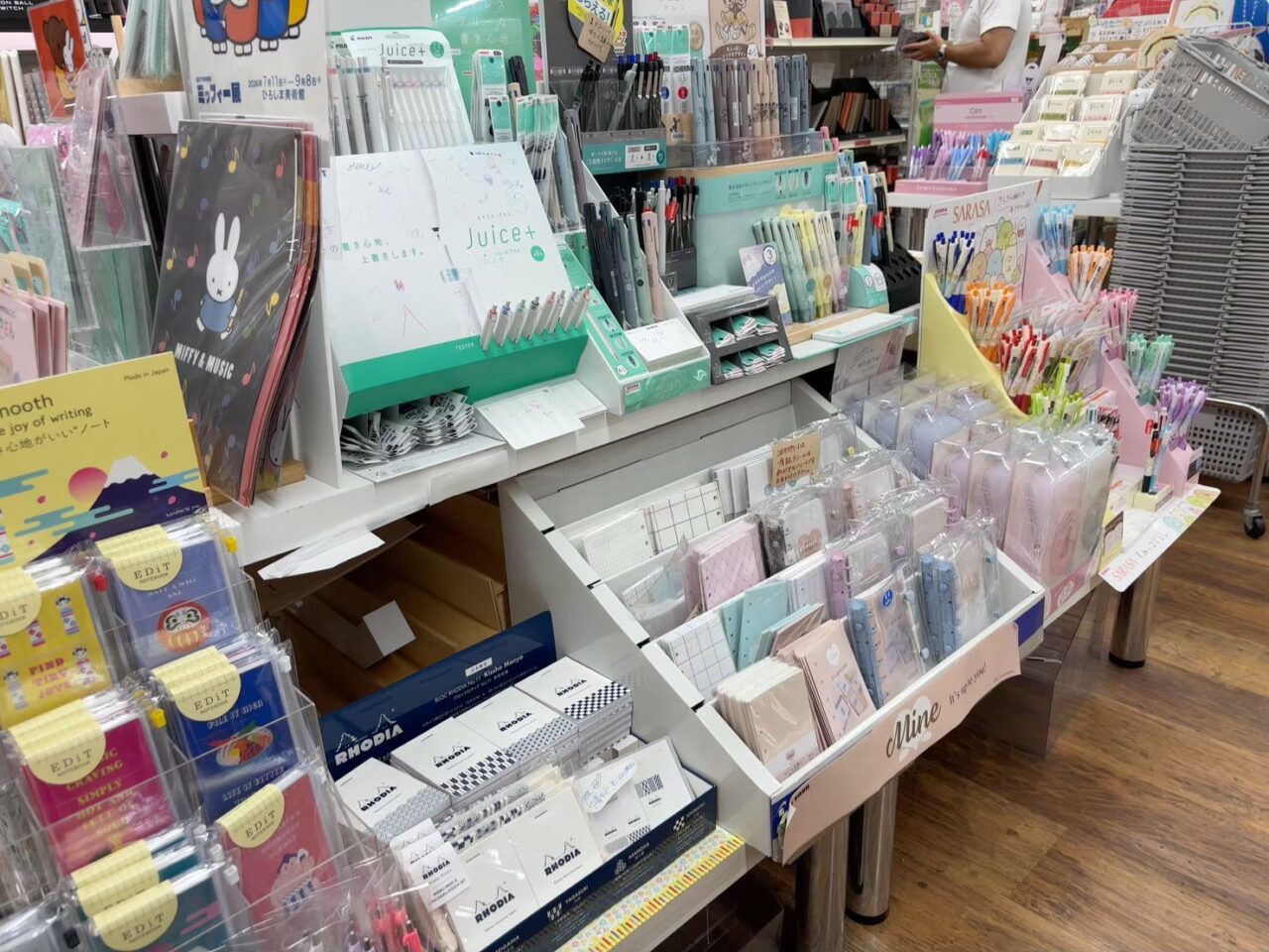 広島市中区本通りの多山文具で販売されている種類豊富な食器