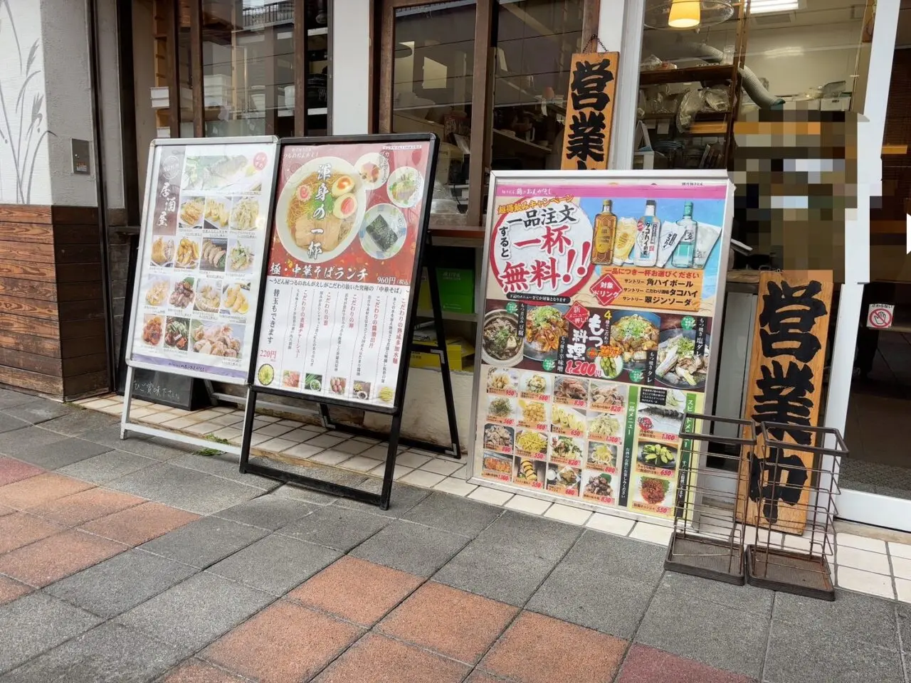     横川駅前にあるうどん店「つるのおんがえし」の外観